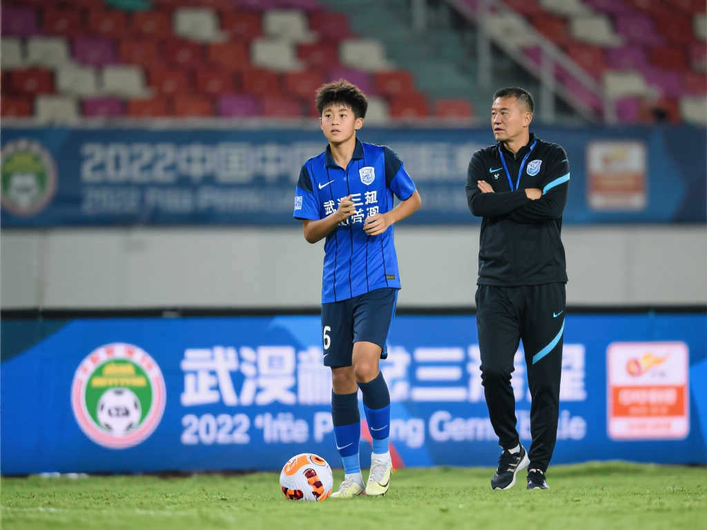 武汉三镇主帅：中国足球实力稳步提升，欠薪问题仍需解决
